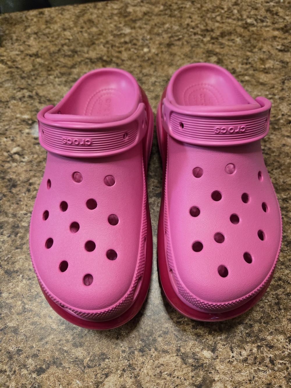 CROCS Classic Clog in Bright Pink